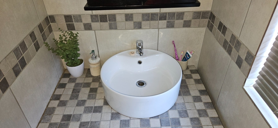 5 Bedroom Property for Sale in Langenhovenpark Free State